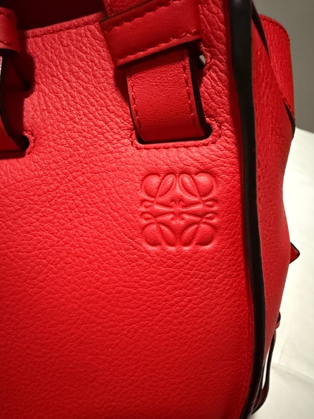 LOEWE
Calfskin Small Hammock Shoulder
Bag Scarlet Red - Picture 4 of 14